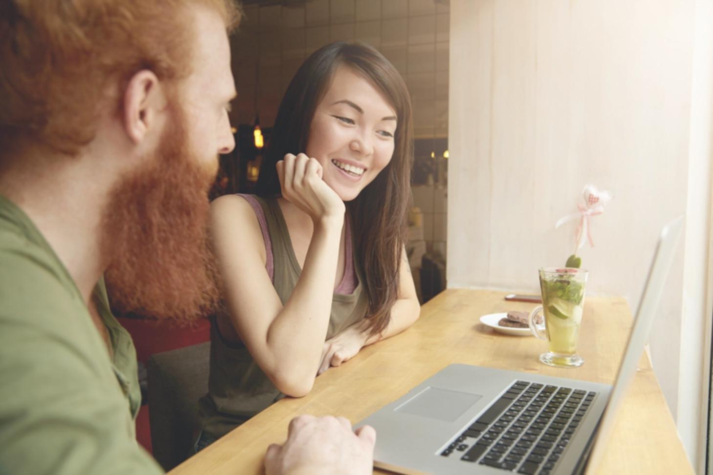 Espace de travail collaboratif chez galivoariiq avec vue sur les bureaux modernes
