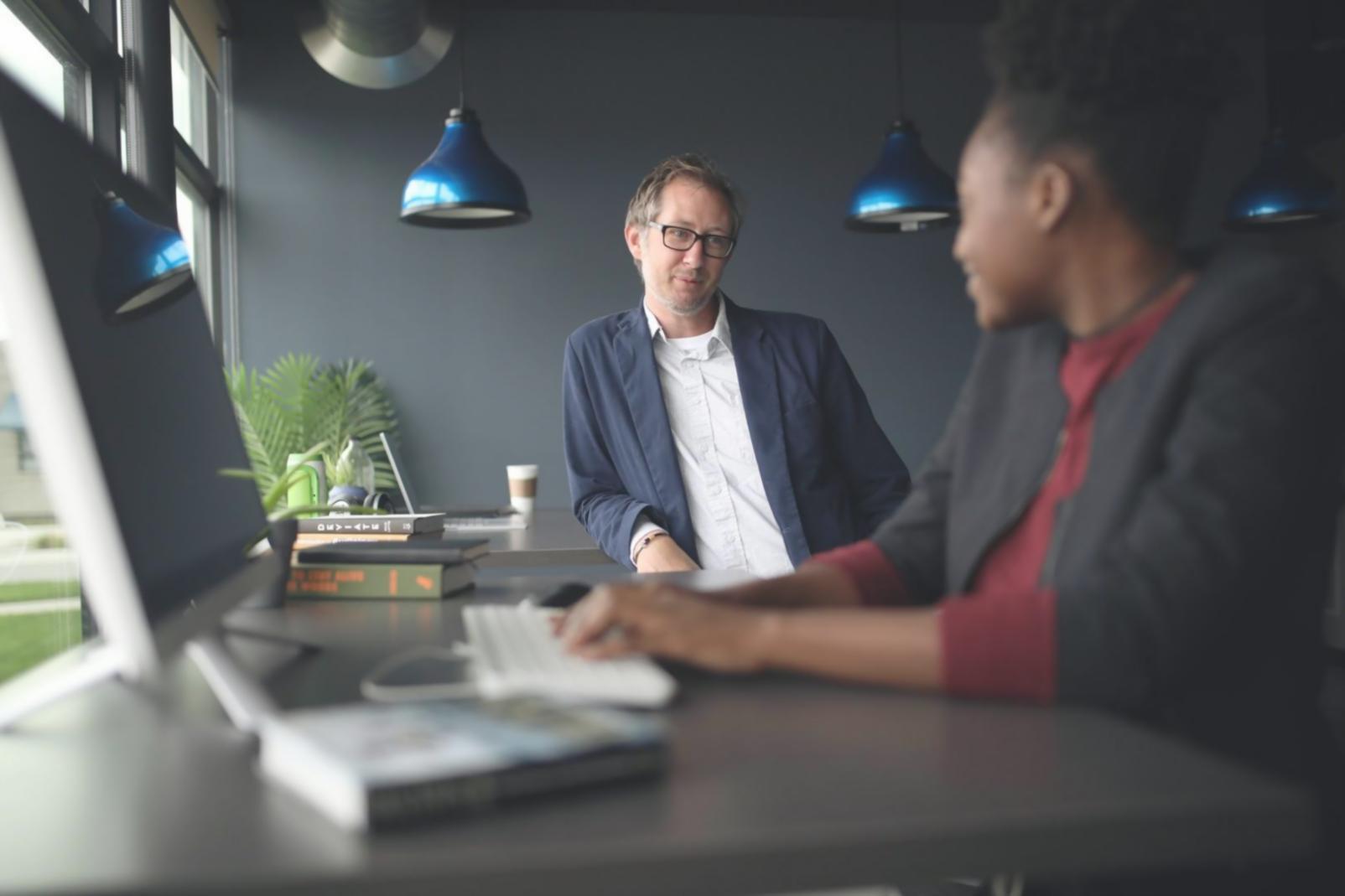 Bureau moderne avec équipe travaillant sur analyses financières